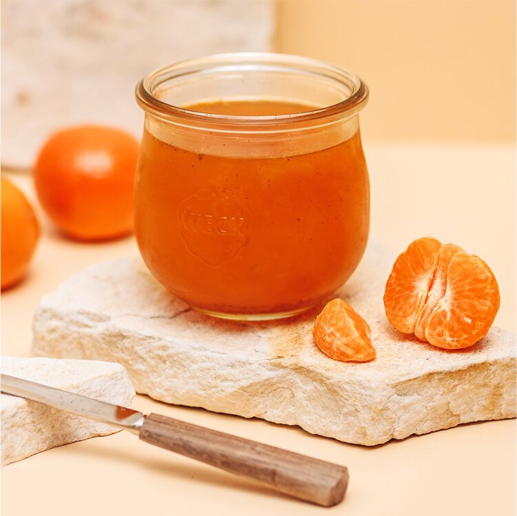 Mandarinen Marmelade mit Mandarinen daneben