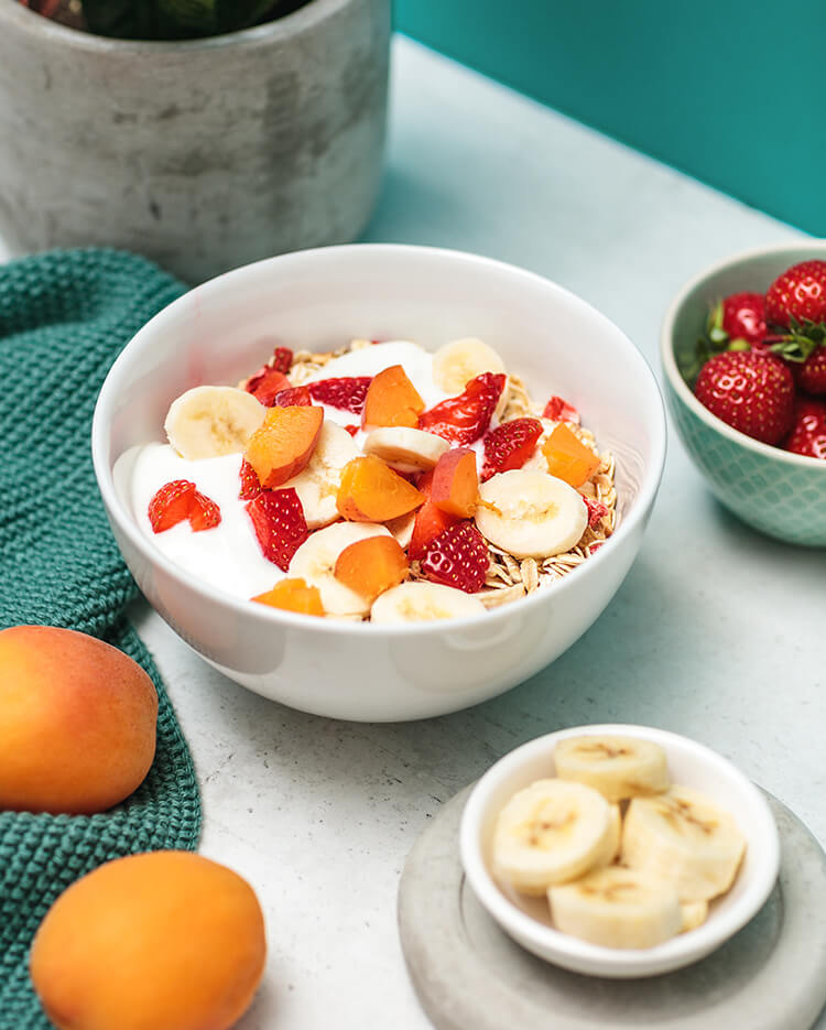 article4b-muesli-disney-friends.jpg Muesli in der Schale mit Aprikose, Erdbeeren und Banane