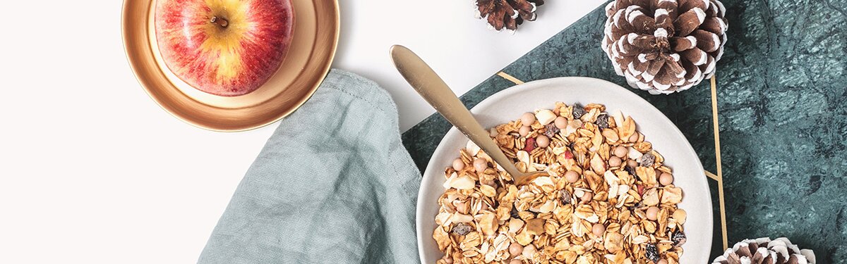 Müsli Granola mit Apfel, Macadamia Nüssen und Zimt