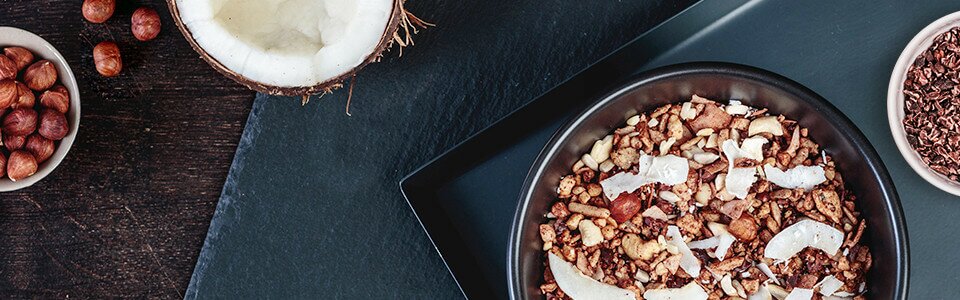 Paleo Müsli mit Kakaopulver und knackigen Kakaosplittern.