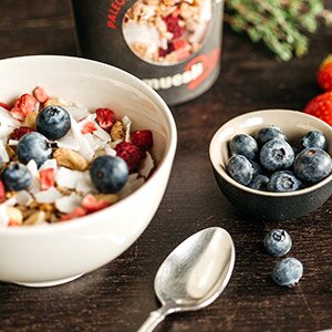 de bessen worden samen met de paleo muesli geblend
