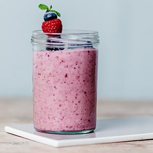 verfrissende paleo smoothie met kokosmelk en bessen als ontbijt of als snack