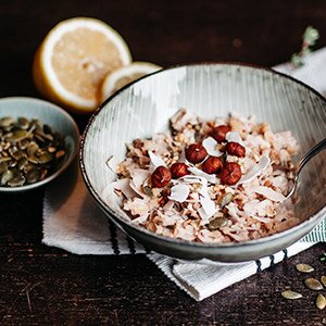 Ontbijtpap met kokosmelk, noten, zaden en banaan