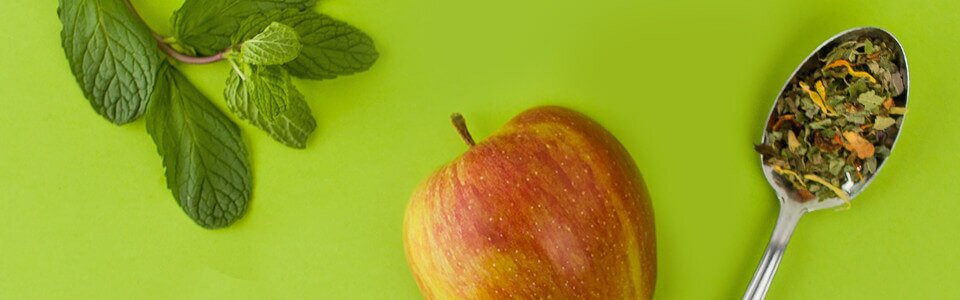 Erfrischender Kräutertee mit frischer Minze und Apfel.
