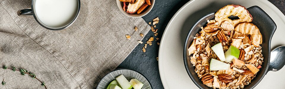 Paleo-Müsli zum Frühstück mit Nüssen und Apfelecken